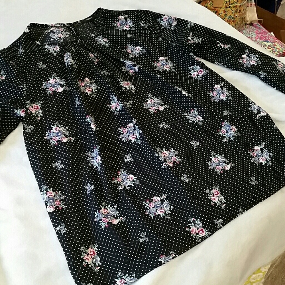 Adorable F21 polka dot & floral blouse 💟🏵